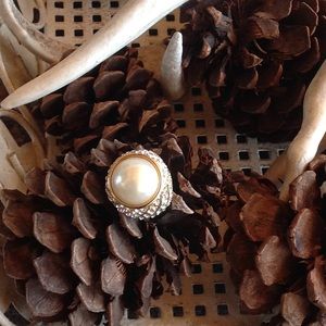 Beautiful gold pearl cocktail ring, size 8. NWOT